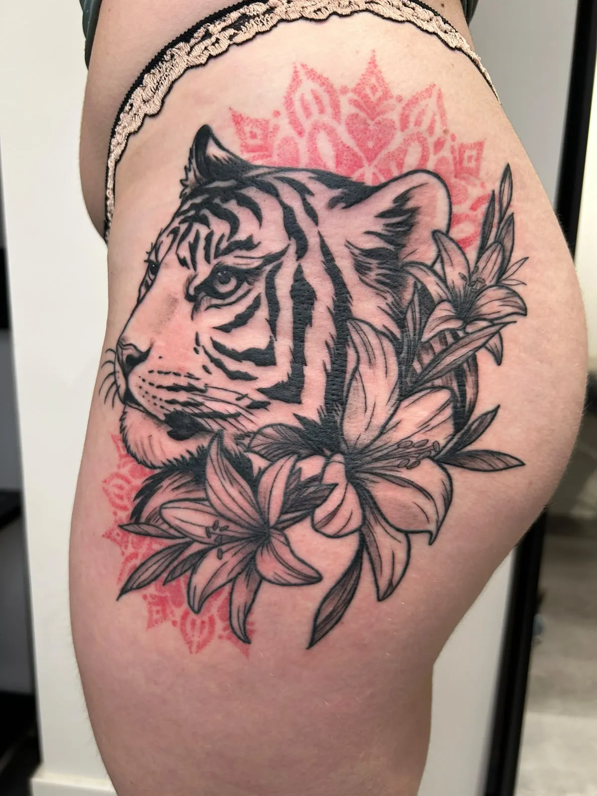 Tetovaža: tigraste lilije, Blackwork, noga | CEP INK